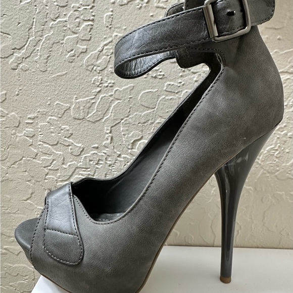 Bundle: Two Pairs of 6-Inch Heels • Beige + Gray • Size 7 - Picture 2 of 5
